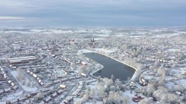 İngiltere 'de kışın karla kaplı kentin havadan görünüşü - Seyahat, doğa ve mimari kavramlar