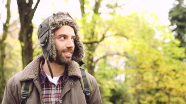 İnsan portresi, sonbaharda kırsal alanlarda yürüyüş ve keşif - yaşam tarzı, seyahat ve doğa kavramları