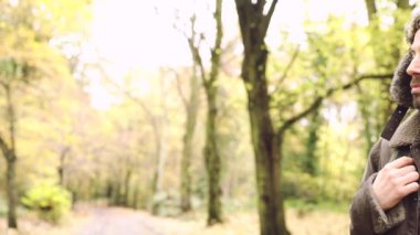 İnsan portresi, sonbaharda kırsal alanlarda yürüyüş ve keşif - yaşam tarzı, seyahat ve doğa kavramları