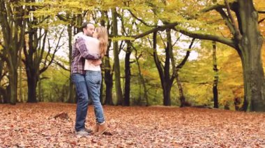 Mutlu çift sonbahar yeşillik renkleriyle ormanda sarılıp sarılıyor - yaşam tarzı, aşk ve doğa kavramları