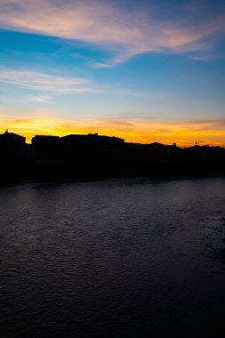 Gün batımında siluet - Adige nehrindeki İtalyan ortaçağ şehri Verona
