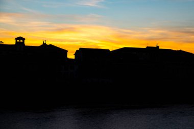 Gün batımında siluet - Adige nehrindeki İtalyan ortaçağ şehri Verona