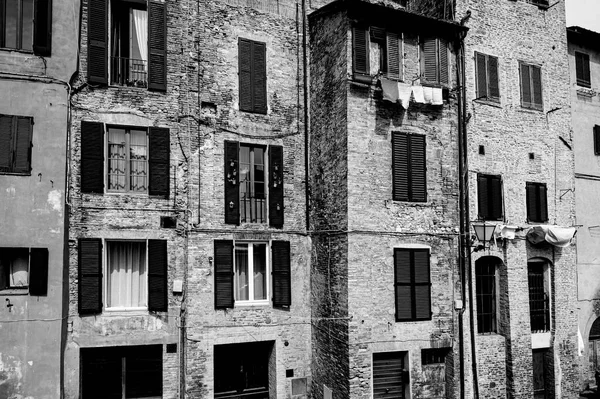 Αρχιτεκτονική Της Μεσαιωνικής Ιταλικής Πόλης Σιένα Παλιά Πρόσοψη Παράθυρα Παντζούρια — Φωτογραφία Αρχείου