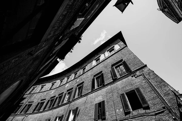 Die Architektur Der Mittelalterlichen Italienischen Stadt Siena Alte Fassade Fenster — Stockfoto