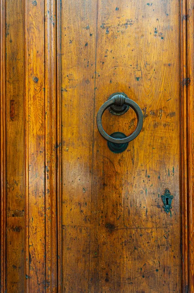 トスカーナのイタリアの木製ドアの金属装飾 — ストック写真