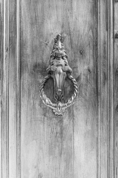 黒と白でトスカーナのイタリアの木製ドアの金属装飾 — ストック写真