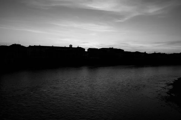 Silhuett Vid Solnedgången Den Italienska Medeltida Staden Verona Vid Floden — Stockfoto