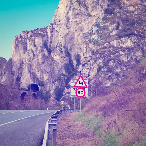 Опасные Кривые Знака Дороге Проходящей Вдоль Железной Дороги Пиренеях Instagram — стоковое фото