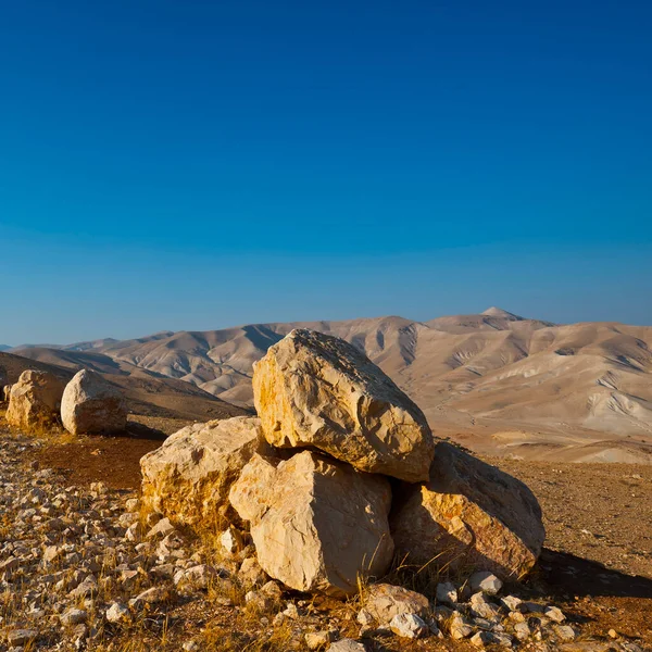 サマリア イスラエル Instagram の効果の砂の丘で大きな石 — ストック写真