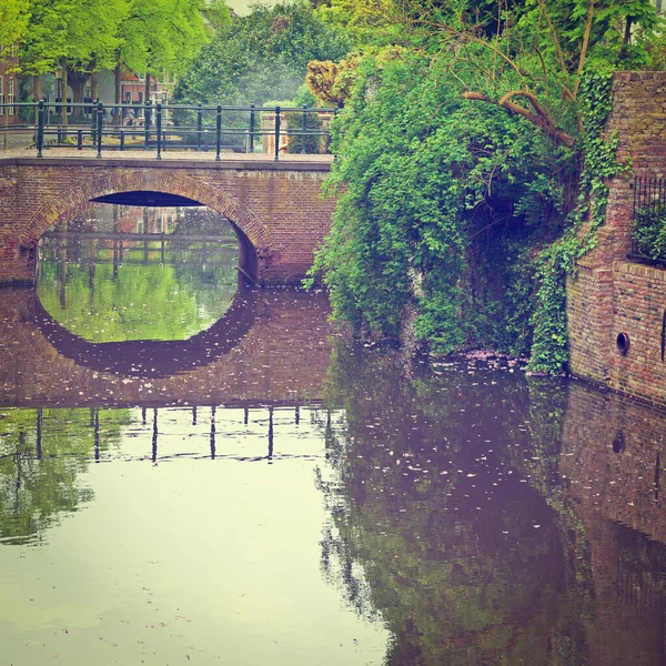 Instagram 効果アーメルス フォールト オランダ都市の運河の堤防 — ストック写真