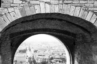 İtalya 'daki eski Bergamo şehrini çevreleyen duvarlar siyah-beyaz Venedik askeri mimarisinin bir örneğidir.