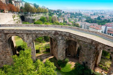 İtalya 'daki eski Bergamo şehrini çevreleyen duvarlar Venedik askeri mimarisinin bir örneğidir..