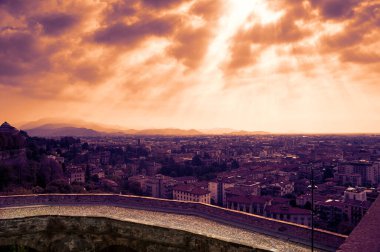 İtalya 'daki eski Bergamo şehrini çevreleyen duvarlar, günbatımında Venedik askeri mimarisinin bir örneğidir.