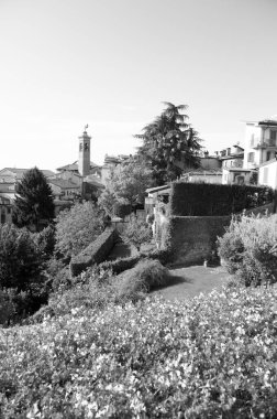 Bergamo şehri, Citt Alta olarak bilinen eski bir duvarlı çekirdekten oluşur, tepelerden oluşan bir sisteme yerleşmiştir ve günbatımında ovaların altındaki modern genişleme