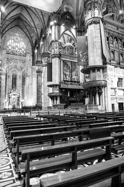 ミラノ大聖堂やドゥオモ ミラノの内装 素晴らしいカトリック教会 ミラノの観光施設 — ストック写真