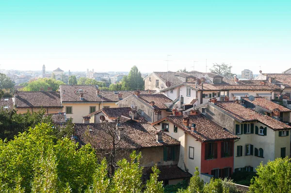 Bergamo şehri, Citt Alta olarak bilinen eski bir duvarlı çekirdekten oluşur, tepelerden oluşan bir sisteme yerleşmiştir ve günbatımında ovaların altındaki modern genişleme