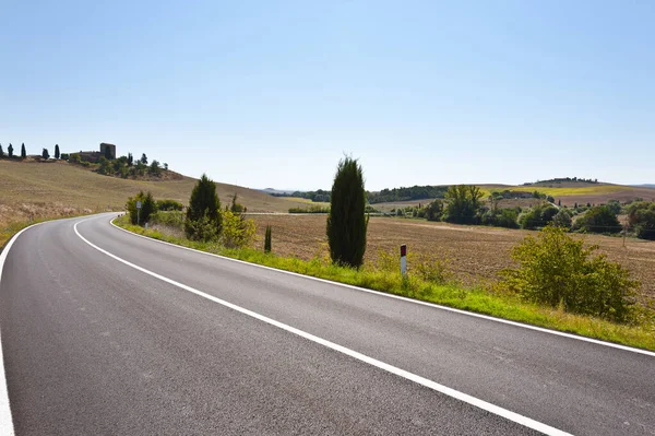 Velden Van Stoppels Heuvels Van Toscane Tuscany Landschap Oogst Asfaltweg — Stockfoto