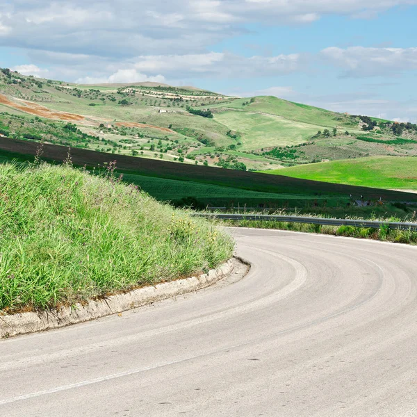 Vägen Mellan Stubble Fields Sicilien Slingrande Asfalt — Stockfoto