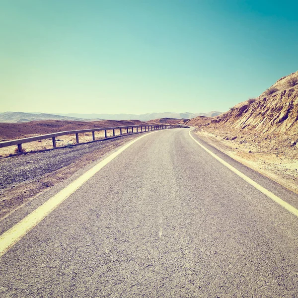 弯弯曲曲的柏油马路内 盖夫沙漠中以色列 Instagram — 图库照片