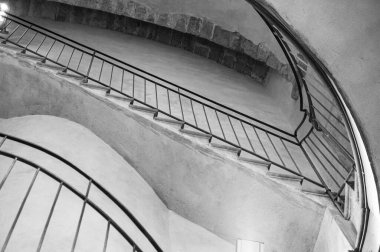 Bergamo, İtalya 'daki Colleoni Şapeli' nde siyah beyaz merdiven.