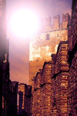 Castel Vecchio Köprüsü (İtalyanca: 