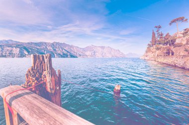 Turizm yokluğunda İtalya 'da Garda Gölü' nün ıssız kıyıları renk etkisinin azalmasıyla. 