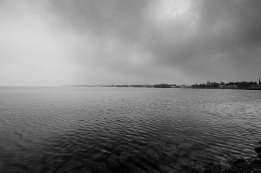 Siyah-beyaz turizm yokluğunda İtalya 'da Garda Gölü' nün ıssız kıyıları.