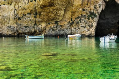Uçsuz bucaksız kireçtaşı kayalıklarıyla çizilmiş engebeli kıyı şeridindeki zevk tekneleri ve Malta 'daki derin mağaralarla noktalanmış. İç Deniz, Akdeniz 'e bağlı Gozo adasında dar bir doğanın oluşturduğu bir açıklıktan geçen bir deniz suyu gölüdür.