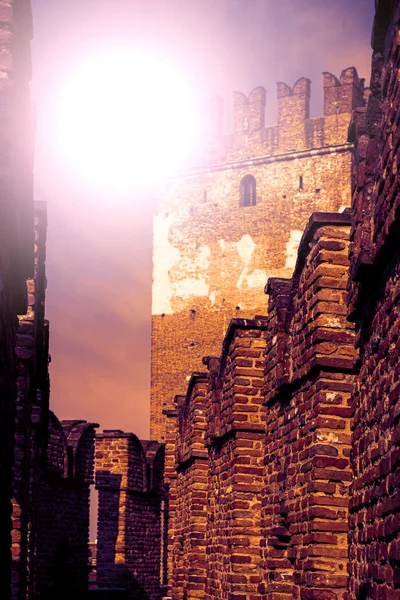 Castel Vecchio Köprüsü (İtalyanca: 