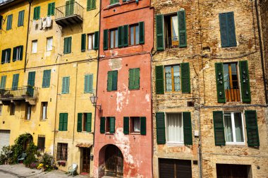 Ortaçağ İtalyan şehri Siena 'nın mimarisi, eski cephe, panjurlu pencereler ve antik çağın ruhu.. 