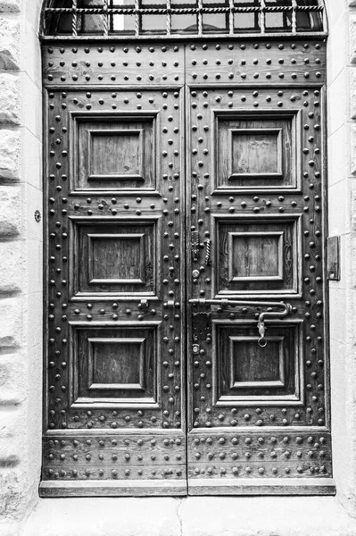 黒と白でトスカーナのイタリアの木製ドアの金属装飾 — ストック写真