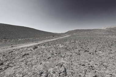 İsrail 'deki Negev Çölü' nün Rocky tepeleri. Ortadoğu 'nun nefes kesici manzarası ve doğası. Siyah beyaz fotoğraf