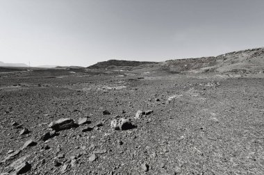 İsrail 'deki Negev Çölü' nün Rocky tepeleri. Ortadoğu 'nun nefes kesici manzarası ve doğası. Siyah beyaz fotoğraf