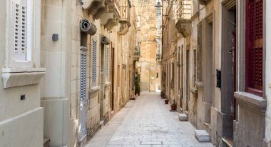 Malta Adası tipik dar sokak. Bir Valletta tarihi bölümü geleneksel renkli Malta Balkonlu binalar.