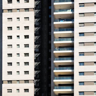 Üst üste harmonik penceresi olan konut ev cephe. Pencere ve balkon kitle bina İsrail'in multiroom bir daire ev