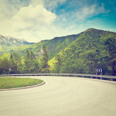 taş döşeli yol İtalyan Alpleri'nde instagram etkisi