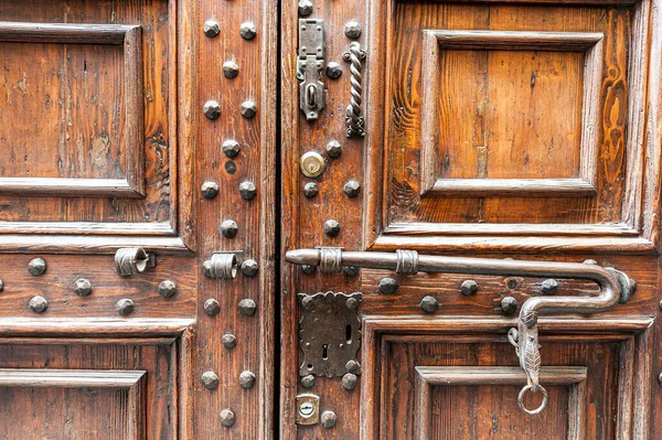 Metalowe Ozdoby Włoskich Drewnianych Drzwi Toskanii — Zdjęcie stockowe