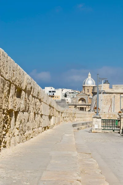 バレッタの歴史的部分のマルタの島の要塞の壁に沿って狭い通り — ストック写真