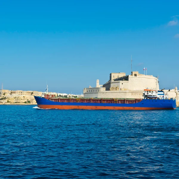 Nákladní Loď Opustí Přístav Valletta — Stock fotografie