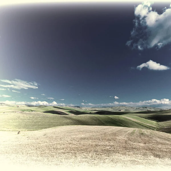 シチリアの丘の上の安定したフィールド ヴィンテージスタイルのトーン画像 — ストック写真
