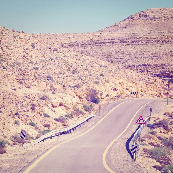 イスラエルでは Instagram 効果ネゲヴ砂漠で巻きアスファルトの道路 — ストック写真
