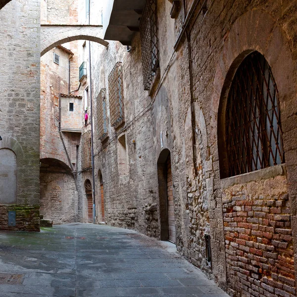 Στενό Δρομάκι Την Παλιά Κτίρια Στην Ιταλική Πόλη — Φωτογραφία Αρχείου