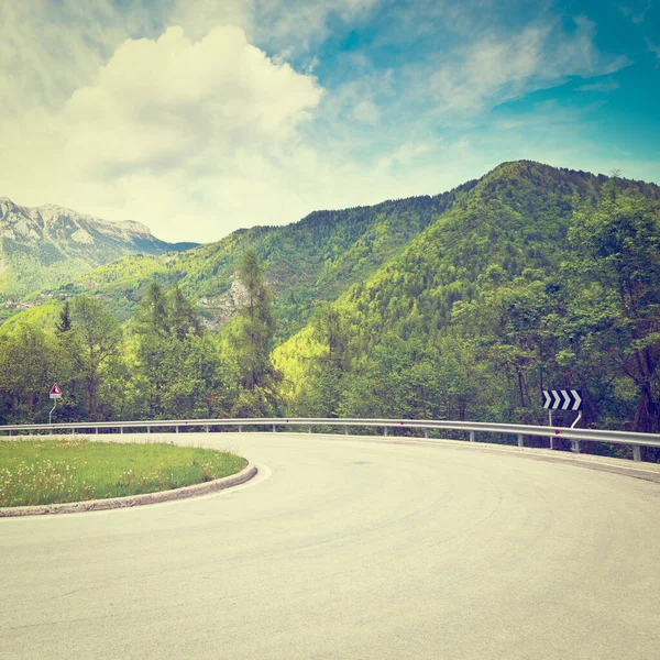 Enrolamento Estrada Pavimentada Nos Alpes Italianos Efeito Instagram — Fotografia de Stock