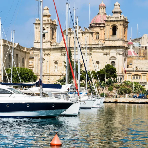 Iates Atracados Porto Malta Barcos Ancorados Uma Fileira Fundo Catedral Fotos De Bancos De Imagens