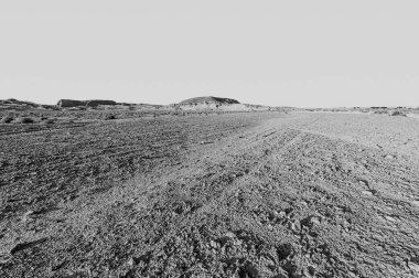 İsrail çölünde siyah beyaz kaya oluşumlarının nefes kesici manzarası. Yalnızlık, umutsuzluk ve depresyon kavramı olarak cansız ve ıssız bir sahne..