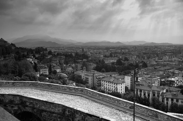 이탈리아의 베르가모를 둘러싸고 성벽들은 흑백의 베네치아 양식의 예입니다 스톡 사진