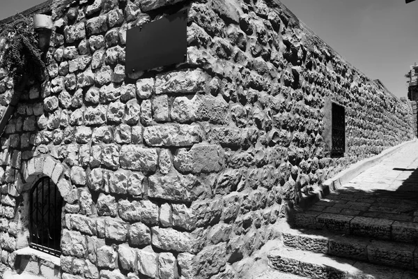 以色列北部加利利的萨菲德市 它保留了它作为犹太人中心的独特地位 有许多黑白相间的地方 图库图片