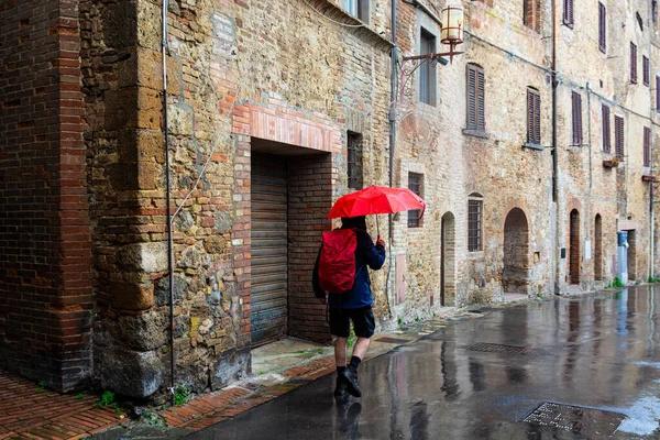 Sfrustrowani Turyści Deszczu Parasolami Widząc Zabytki San Gimignano Włoszech Obrazek Stockowy