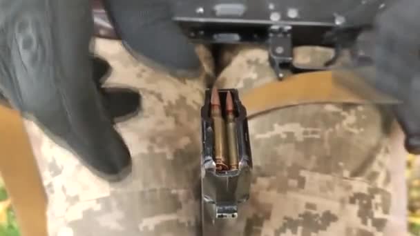 Soldado Ucraniano Recarga Cargador Ametralladora Con Cartuchos Antes Del Primer — Vídeo de stock