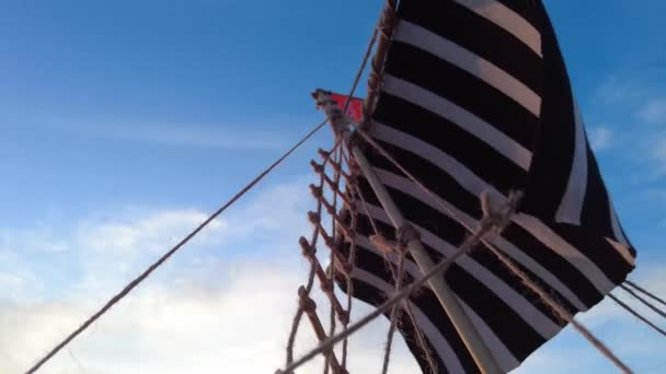 Mastro Velejando Navio Viking Antigo Vai Downwind Fechar — Vídeo de Stock